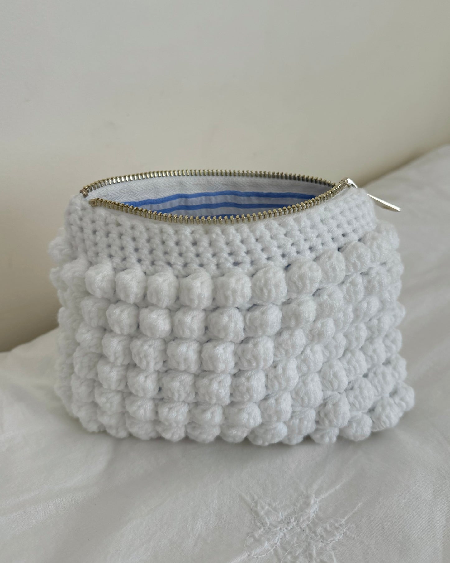 Bobble pouch in white