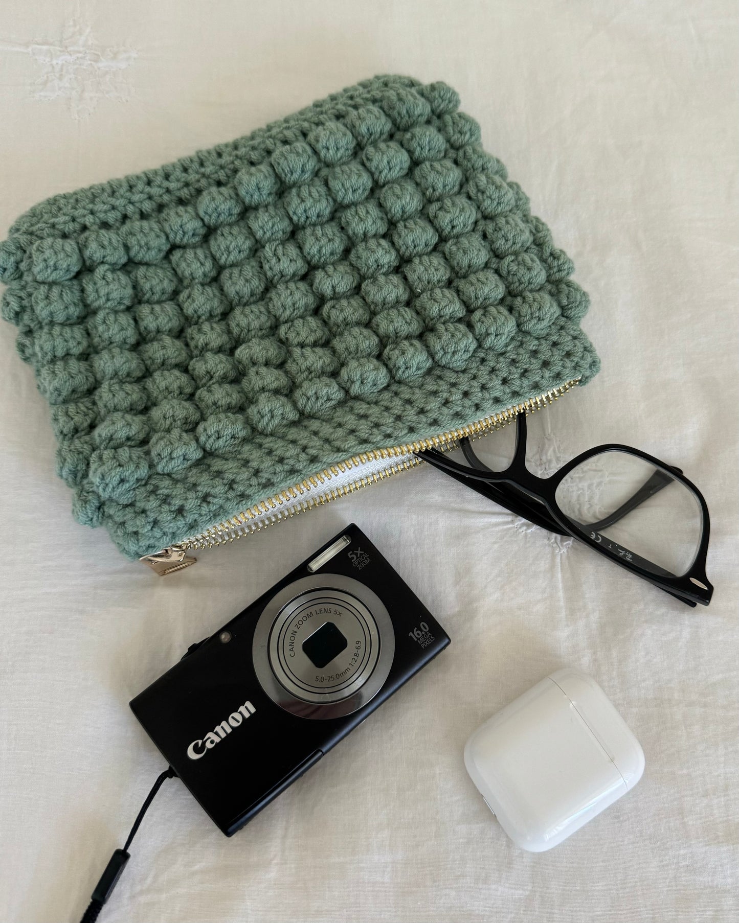 Bobble pouch in green