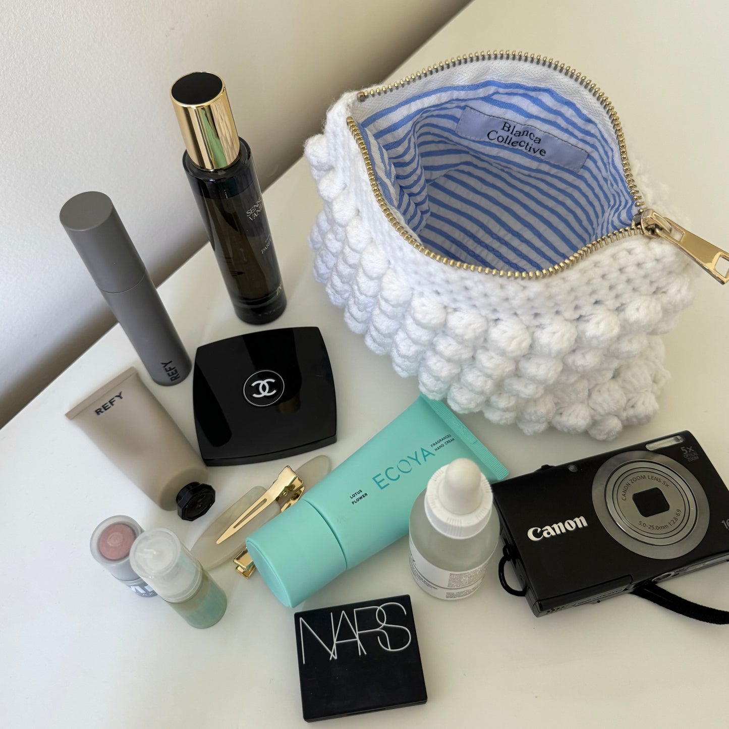 Bobble pouch in white